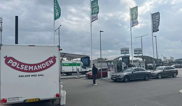 OIL tanken med pølsevogn